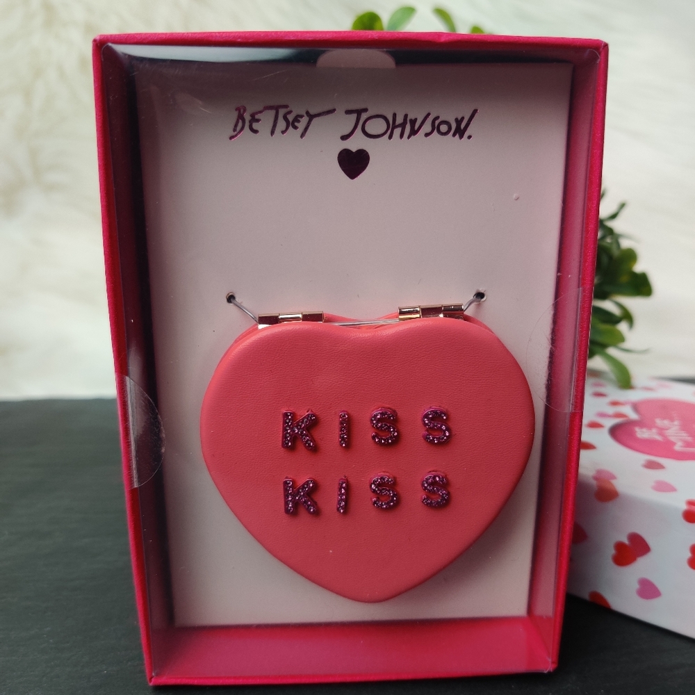 Betsey Johnson Compact "Kiss Kiss"